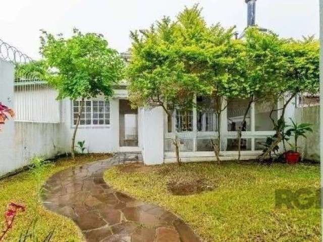 Casa com 3 dormitórios, sendo 2 suíte no andar superior. no térreo fica o estar, o jantar, a cozinha e o lavabo, na casa da frente, que tem piso em taboa novo.&lt;BR&gt;Na casa dos fundos, tem uma sui