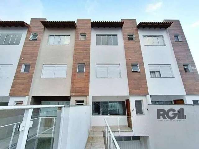 Living com ótimo espaço para acomodar até dois ambientes de forma confortável, cozinha espaçosa com churrasqueira, dormitórios ambos suítes no piso superior, lavabo para visitas, pátio privativo, saca