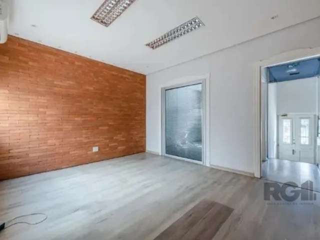 Casa com área útil aproximada de 198m², piso laminado, 08 salas, 02 lavabos, 01 banheiro, cozinha, terraço, jardim de inverno e pátio. Estacionamento terceirizado em frente ao imóvel. Entre as Avenida