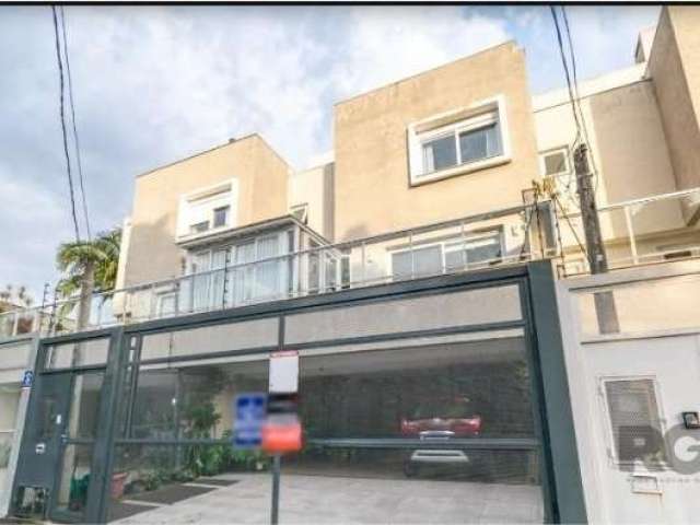 **Excelente Casa Semimobiliada e Ensolarada no Bairro Tristeza**&lt;BR&gt;&lt;BR&gt;Localizada em uma área privilegiada, próxima ao Shopping Paseo e ao Clube Jangadeiros, esta encantadora residência o