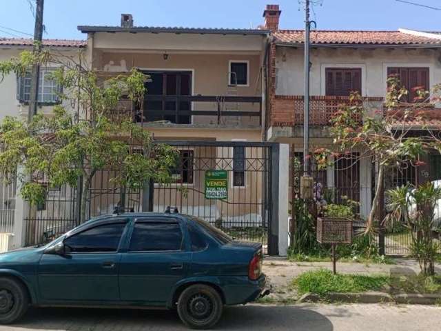 Casa de 156m² distribuídos em sala de estar, sala de jantar, lavabo, 3 dormitórios sendo 1 suíte, banheiro social, cozinha com churrasqueira e fogão à lenha, área de serviço, pátio com piscina e 2 vag