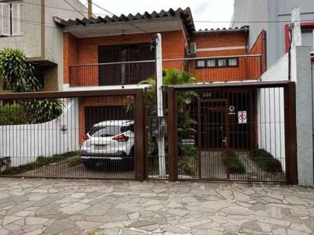 Casa com 5 quartos, 2 suítes, 4 vagas de garagem, no bairro Santana, Porto Alegre/RS  &lt;BR&gt;&lt;BR&gt;A casa foi estrategicamente dividida em dois apartamentos, cada um com duas vagas de garagem, 