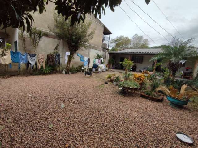 Casa no bairro Restinga, terreno grande medindo 10x40, e uma casa com 80 m² construídos, dois dormitórios, sala, cozinha, banheiro social com box, lavanderia, 5 ou mais vagas de garagem, nos fundos pá