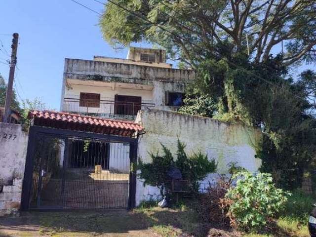 Casa de esquina no bairro Cavalhada, com 3 pisos, 5 dormitórios, 4 banheiros, 2 salas, cozinha, terraço com ótima vista vagas de garagem coberta e descoberta, terreno com escritura, ótima localização,