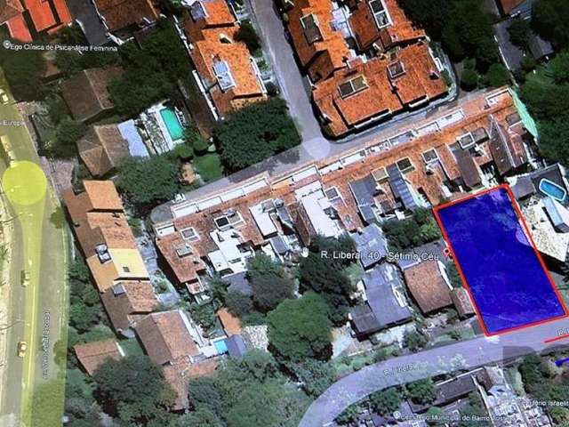 Excelente oportunidade para INVESTIDORES ou construção. Terreno aclive com vista para o Guaíba no bairro Tristeza, com 18,20 de frente com profundidade 27 e 24 metros, com área total de 476,40m2.  Via