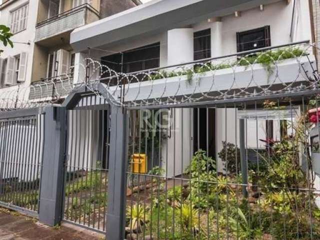 Vende casa de 3 dormitorios ,&lt;BR&gt; com ótima localização no bairro Rio Branco, próximo ao Hospital de Clínicas. Casa com 3 dormitórios, sendo 1 suíte máster com hidro e sacada, living com 2 ambie