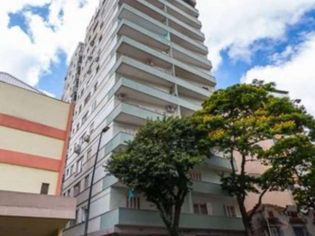 Apartamento no Centro Histórico - sala, cozinha, lavanderia, um banheiro, dois quartos e uma sacada (sem vaga garagem, mas tem uma garagem do lado do prédio)&lt;BR&gt;com ótima localização, iluminado,