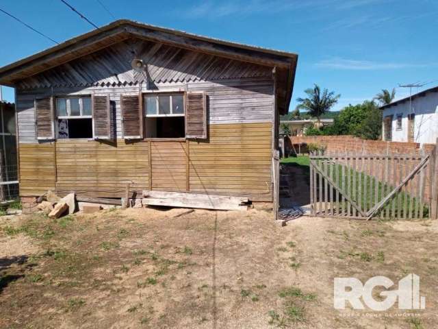 Casa para Compra em Porto Alegre | Imóvel misto com 3 dormitórios, banheiro, sala e cozinha | Pátio espaçoso com árvores frutíferas jovens | Terreno cercado e murado, com área coberta aos fundos e gal