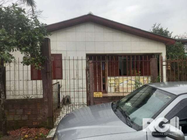 Imóvel á venda no bairro Lami | Casa principal com 2 dormitórios, sala e cozinha integrada, banheiro, sala de estar, e área com fogão campeiro. A segunda casa com aproximadamente 60m², conta com 1 dor