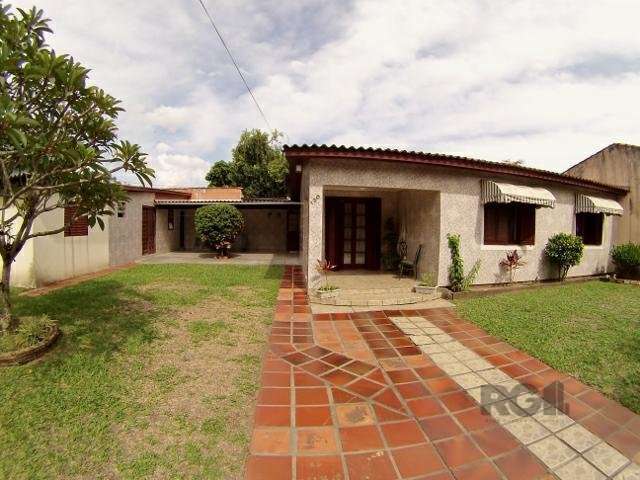 2 Ótimas casas de alvenaria no bairro Lami em Porto Alegre/RS | Casa Principal com 3 dormitórios sendo 1 com suíte, sala de estar e jantar, cozinha e banheiro social.&lt;BR&gt;Casa de hóspedes com 1 d