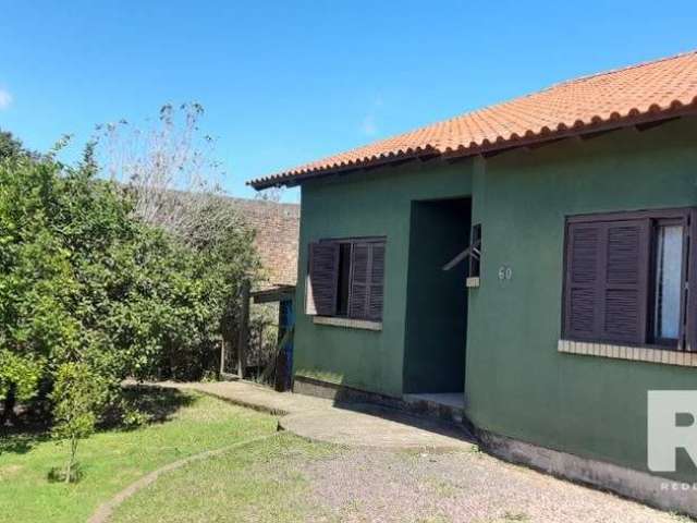 Casa à venda na Zona Sul de POA/RS | Ótima Casa de 4 dormitórios sendo 1 suíte, sala ampla de estar e jantar, cozinha e banheiro. No Amplo Terreno de 1,000m² tem piscina, galpão com churrasqueira, ban