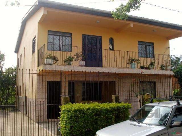 Casa 6 Dormitórios na Zona Sul de Porto Alegre. Ótima Casa com 6 Dormitórios, 3 Banheiros, 2 Salas de Estar, 2 Cozinhas, Área de Serviço e Garagem pra 2 Automóveis.