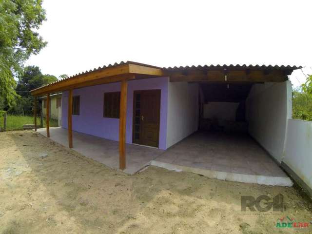 Casa 2 Dormitórios Ótima Casa de 2 Dormitórios, Sala de Estar com Lareira, Ampla Cozinha, Banheiro Social, Área de Serviço e Garagem Coberta pra 2 Automóveis. Amplo Terreno de 420m², Plaino e Limpo. L