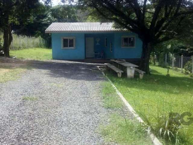 Mini-Sítio na Zona Sul de Porto Alegre. Mini-Sítio com Casa de 2 Dormitórios, Sala de Estar, Cozinha, Banheiro Social e Área de Serviço. Amplo Terreno de 1200m², gramado e Arborizado. Vista pro Morro 