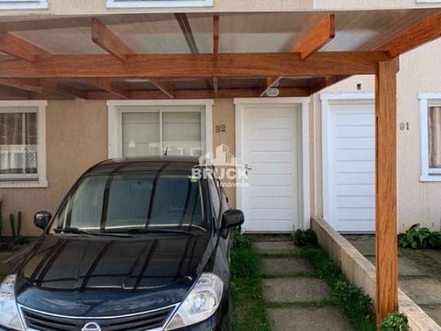 Casa SEMI MOBILIADA com 2 dormitórios, living 2 ambientes, cozinha, área de serviço, água quente, pátio e 1 vaga para carro. Fica no imóvel os móveis da cozinha e banheiro e o ar condicionado na sala.