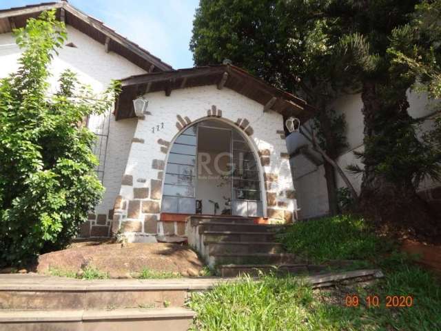 São 02 terrenos (matriculas indiv) -  com uma casa, e garagens, estrutura de concreto, .Terreno 10 x 42. Cada.