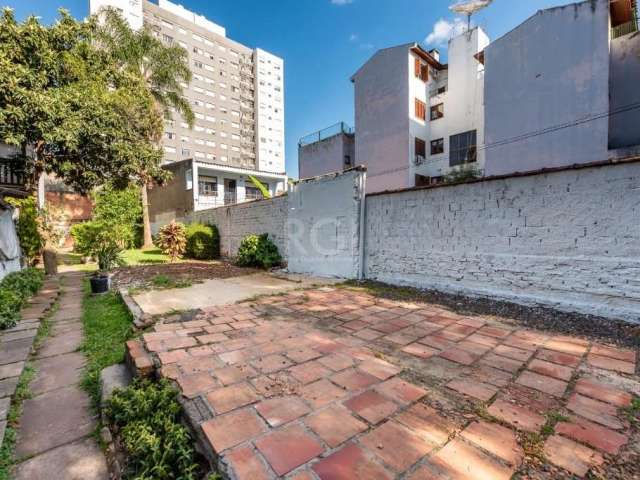 Ótimo terreno no bairro Higienópolis, com 297,66 m²(sendo 6,60 X 45,10m), todo murado, com uma DM de 1.9 para aproveitamento do terreno e uma Volumetria de 09. Localizado &lt;BR&gt; a 300 metros da Av