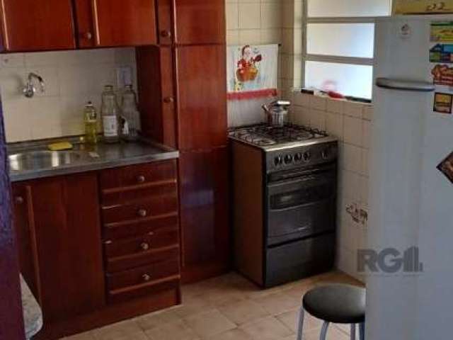 Excelente apartamento semi mobiliado, com 1 dormitório, estilo suíte,  living amplo, cozinha, área de serviço separada. Condomínio enxuto, com porteiro eletrônico e faxineira. Possibilidade de locar g