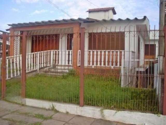 Ótima casa com 05 dormitórios, no bairro Vila Nova, em Porto Alegre. Possui dois pavimentos com saídas independentes, cozinha ampla, sala de estar, garagem para dois carros, ambientes amplos e ensolar