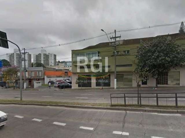 Loja na av. Teresópolis, na parte nobre do comércio, ao lado de agências bancárias, supermercados, farmácias e todos os recursos viários.