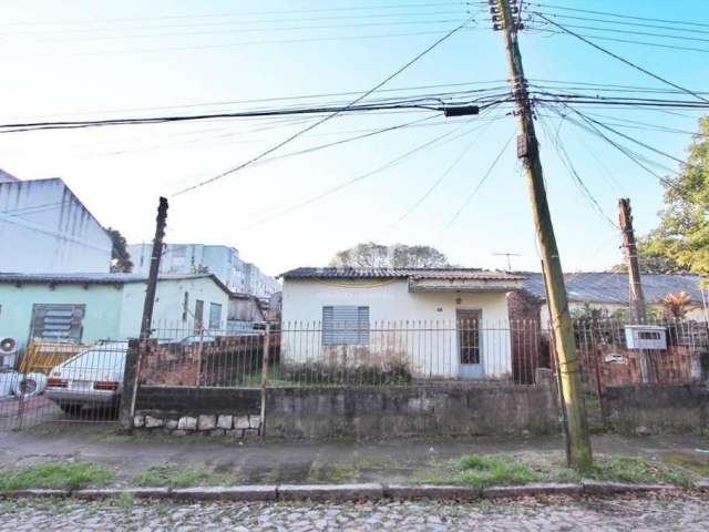 Terreno, com duas casas residenciais de alvenaria.&lt;BR&gt;Extensão: 10,00 de frente, com 30,00 fundos.