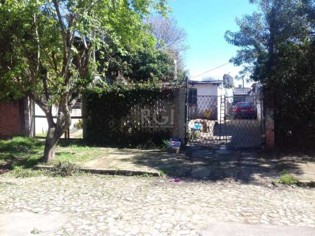 Excelente terreno medindo 10X32 com duas casas de alvenaria com 2 dormitórios cada uma precisando de reforma, mas em local privilegiado junto a escola, praça, posto de saúde, club, bancos, entre comér