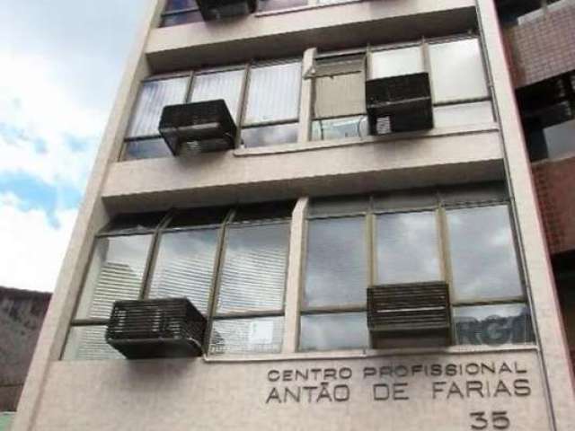 Sala comercial no Bom Fim, em prédio com elevador. Localizada na Rua Antão de Farias (Travessa entre a Rua Tomaz Flores e Barros Cassal).&lt;BR&gt;A sala está TODA REFORMADA, possui recepção separada,