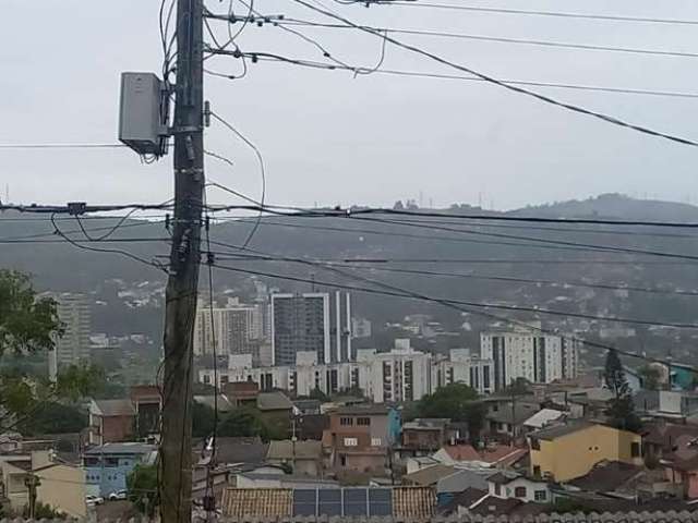 Casa bem localizada no bairro Jardim Carvalho em Porto Alegre.&lt;BR&gt;Garagem fechada e ampla, 2 dormitórios, 2 banheiros, cozinha, espaço com churrasqueira.&lt;BR&gt;Casa totalmente reformada, ante