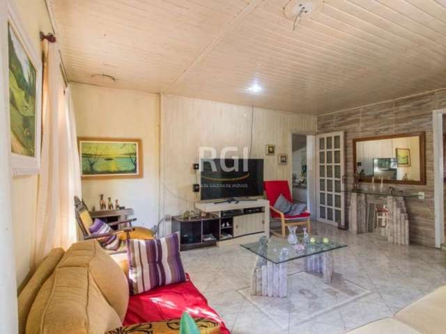 Casa ampla com terreno de 305m² no bairro Ponta Grossa em Porto Alegre, banheiro social, cozinha, churrasqueira, sala ampla, garagem coberta para 2 carros, piscina, um lugar muito aprazível com muito 