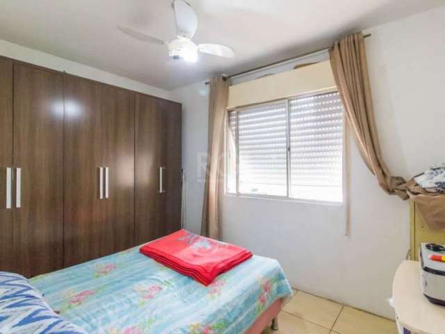 Apartamento com 2 dormitórios, sala, cozinha, banheiro social, e vaga de garagem.