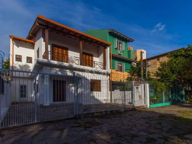 Casa 3 dormitórios com vaga de garagem no Bairro Camaquã em Porto Alegre. Excelente casa de alvenaria recentemente reformada,com 277 m² privativos com 5 dormitórios distribuídos em dois andares. No an