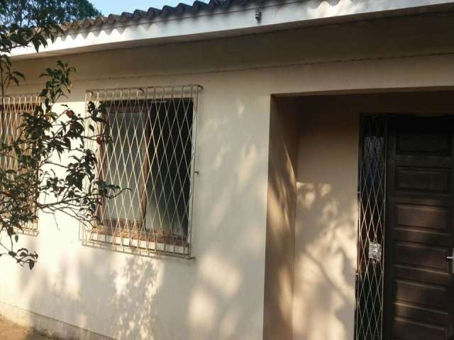 Excelente terreno no bairro Belém Novo, com uma casa em cima que precisa de reformas. A residência tem 2 quartos, sala, cozinha e banheiro .Agende sua visita e venha conferir!