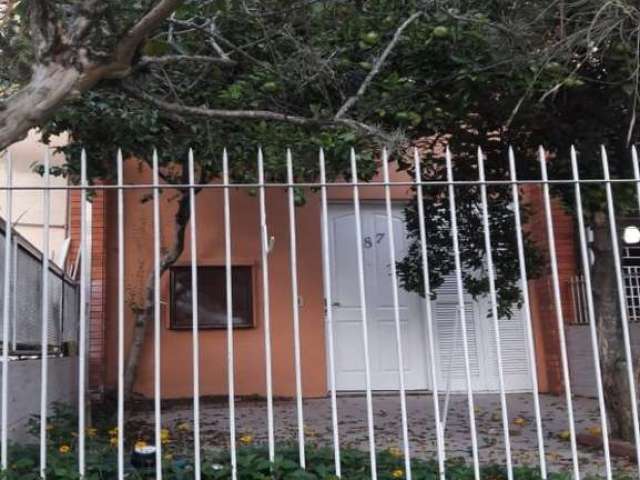 Vende excelente casa/sobrado em condomínio, reformada, 2 dormitórios, living 2 ambientes, lavabo, copa/cozinha, churrasqueira, área de serviço. Pequeno pátio em frente e outro nos fundos. Uma vaga de 