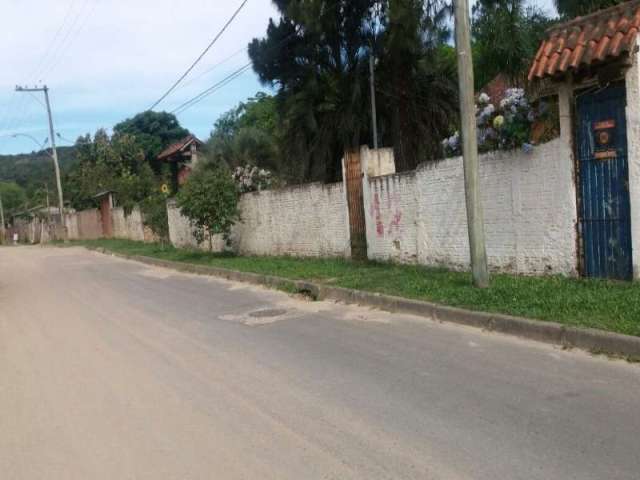 Belo terreno com 2 casas que podem servir para moradia, localizado no bairro Restinga, ótimo para construtor.  Agende já sua visita!