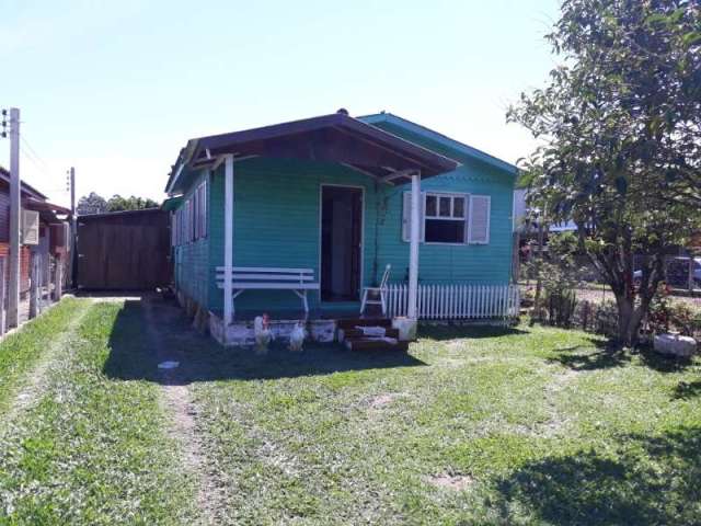 Vende casa de 2 dormitórios, sala, cozinha, banheiro social, garagem fechada. Terreno medindo 12x80 com diversas árvores frutíferas. Em rua principal do bairro. Imóvel somente á vista. Agende sua visi