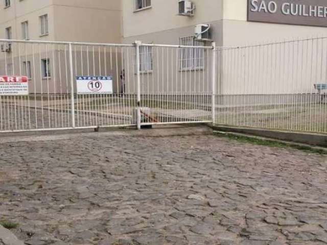 Apartamento na entrada da Restinga no terceiro pavimento, com dois dormitórios, uma vaga de garagem coberta, portaria 24h. Pátio amplo.  Agende já sua Visita!