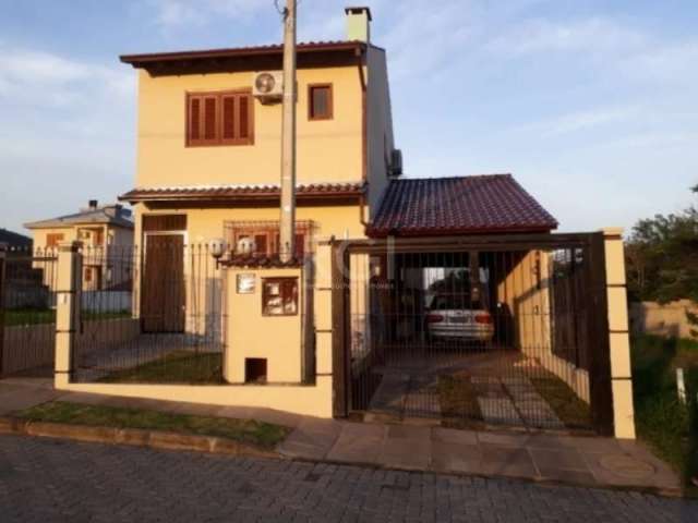 Vende bela casa em condomínio fechado, com 3 dormitórios, 2 suítes, com sacadas, com sala, living amplo, cozinha americana com bancada de granito com churrasqueira, garagem coberta, ar condicionado, c