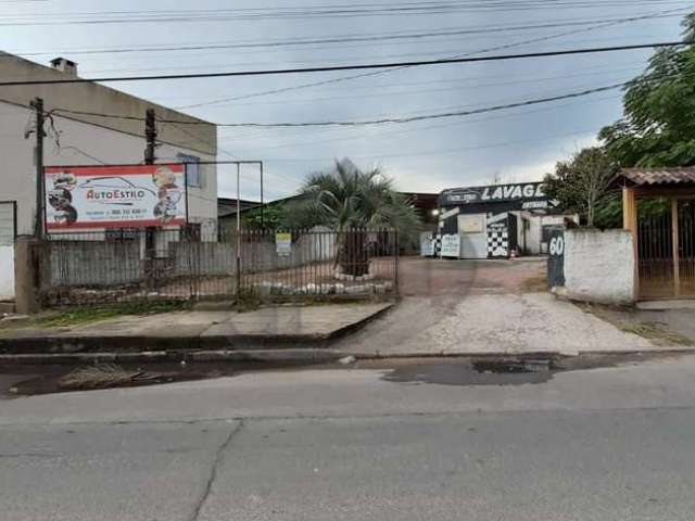 Vende terreno em ótima localização medindo 10x30 somando mais de 300m². Próximo a todos os recursos públicos e privados do bairro, ônibus na frente do terreno. 1 metro de altura do nível da rua, e pro