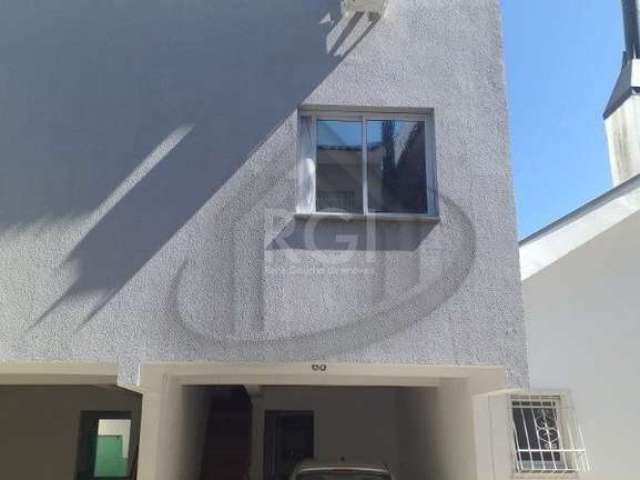 Vende excelente sobrado!&lt;BR&gt;2 dormitórios e espera para o 3º dormitório. Sala de estar e jantar, cozinha, lavabo, banheiro, pátio coberto com churrasqueira, vaga para garagem coberta. Agende já 