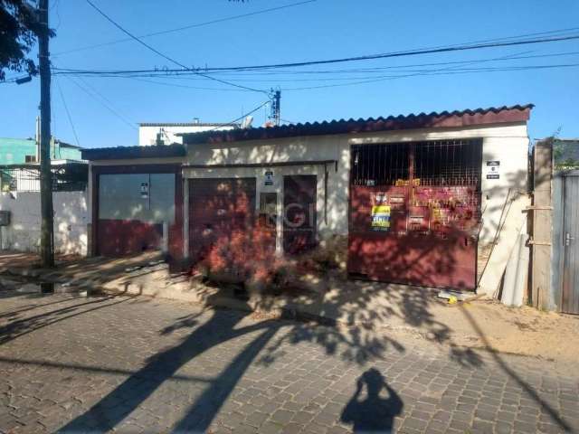 vende bela casa, com 3 dormitórios sendo 2 suítes com closet, ampla sala de estar, cozinha individual, área de serviço, área fechada com churrasqueira. Ao lado do imóvel no mesmo pátio, tem uma loja c