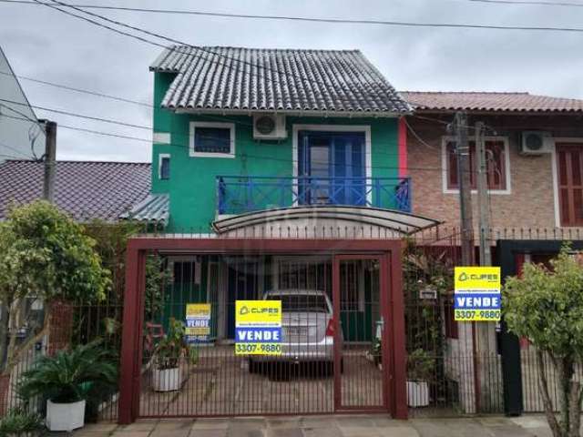 Ótimo sobrado com 3 dormitórios sendo 1 suíte, living 2 ambientes, cozinha sob medida, área de serviço, edícula nos fundos, área com churrasqueira, garagem, sacada, sobrado muito bem localizado no lot