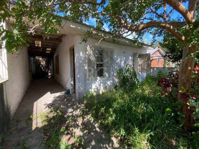 Excelente casa térrea com uma peça de 01 dormitório nos fundos. Casa principal com 03 dormitórios, terreno bem grande e com potencial de construir uma casa maior!