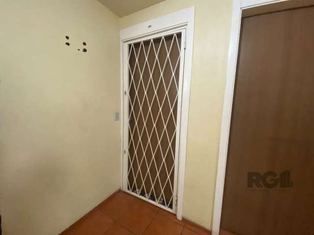 Apartamento de 2 dormitórios, sala de estar, banheiro com box de vidro, cozinha e espaço de lavanderia. Apartamento seguro, segundo andar. Condomínio residencial fechado, salão de festas, portaria 24h