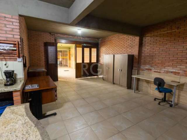 Casa mista no bairro Boa Vista  , hall entrada , recepção  , salas de reuniôes   , gabinetes , , salão de festas com churrasqueira  , academia   . Pátio com piscina , espaço social com churrasqueira .