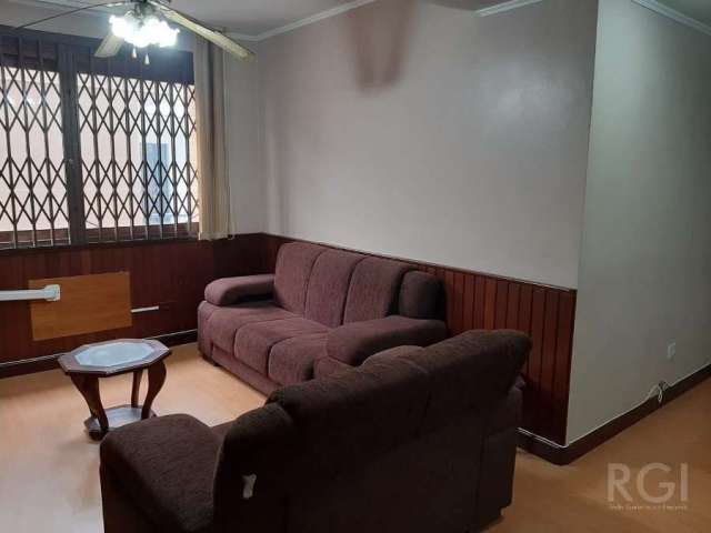 Apartamento de 03 quartos (1 suíte) no bairro Petrópolis, segundo andar de frente.&lt;BR&gt;Semi mobiliado, com uma vaga de garagem coberta e escriturada. Split na suíte e na sala, banheiros com armár