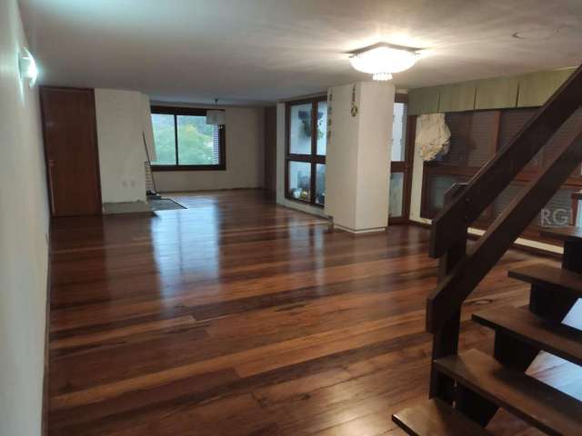 COBERTURA NO PETRÓPOLIS :&lt;BR&gt;&lt;BR&gt;Apartamento Duplex, 3 dormitórios no bairro Petrópolis em Porto Alegre: Imóvel diferenciado, na parte inferior dispõe de amplo living para 3 ambientes com 