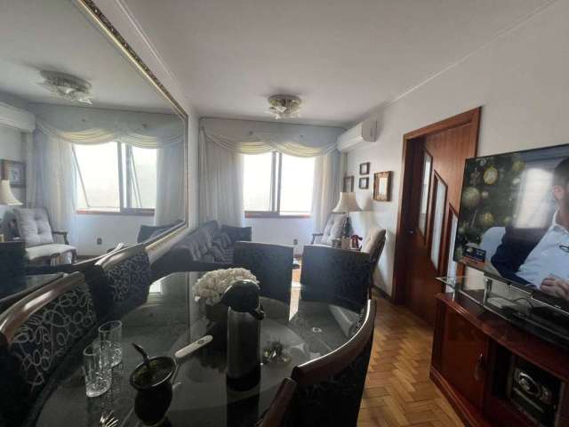 Apartamento de (2) dois dormitórios no Bairro  Auxiliadora com 70,30m² privativos, ensolarado, finamente decorado, living 2 ambientes, cozinha americana, dependência de empregada, banho social, wc aux