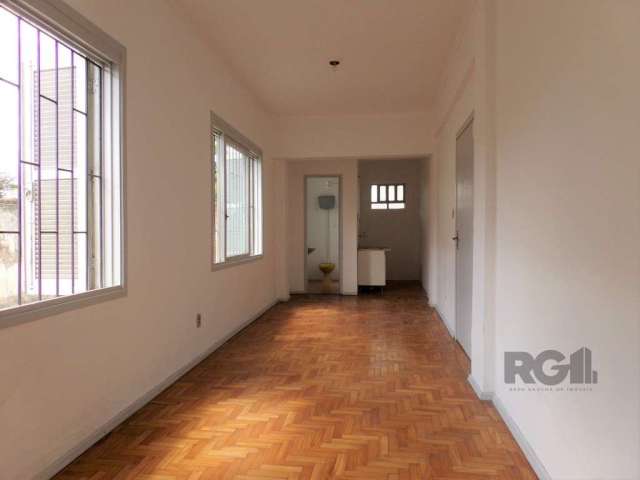 Apartamento térreo ,frente 29m² no bairro Partenon &lt;BR&gt;&lt;BR&gt;O espaço é composto por sala, cozinha com balcão e banheiro social, imóvel conta com uma pequena despensa, ideal para armazenar s