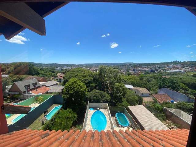 Grande oportunidade próximo ao Zaffari, Foco3 Imóveis. vende com exclusividade, excelente Sobrado 3 pavimentos, 3dormitorios, sendo uma suíte, sacada, lareira, sótão com vista panorâmica ampla varanda