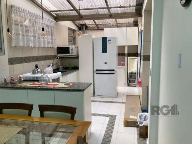 ÓTIMO APARTAMENTO TÉRREO COM 2 DORMITÓRIOS TOTALMENTE REFORMADO - Lindo imóvel com 2 dormitórios , banheiro social, sala e cozinha integrada à área de serviço. Um dos dormitórios com acesso a uma área